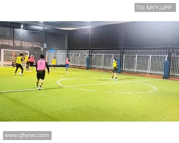 假装路人的足球明星如何在街头展现真实自我与球场魅力