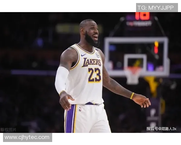 足球明星纷纷赞誉詹姆斯的球场表现与领导力引发热议 足球明星纷纷赞誉詹姆斯的球场表现与领导力引发热议